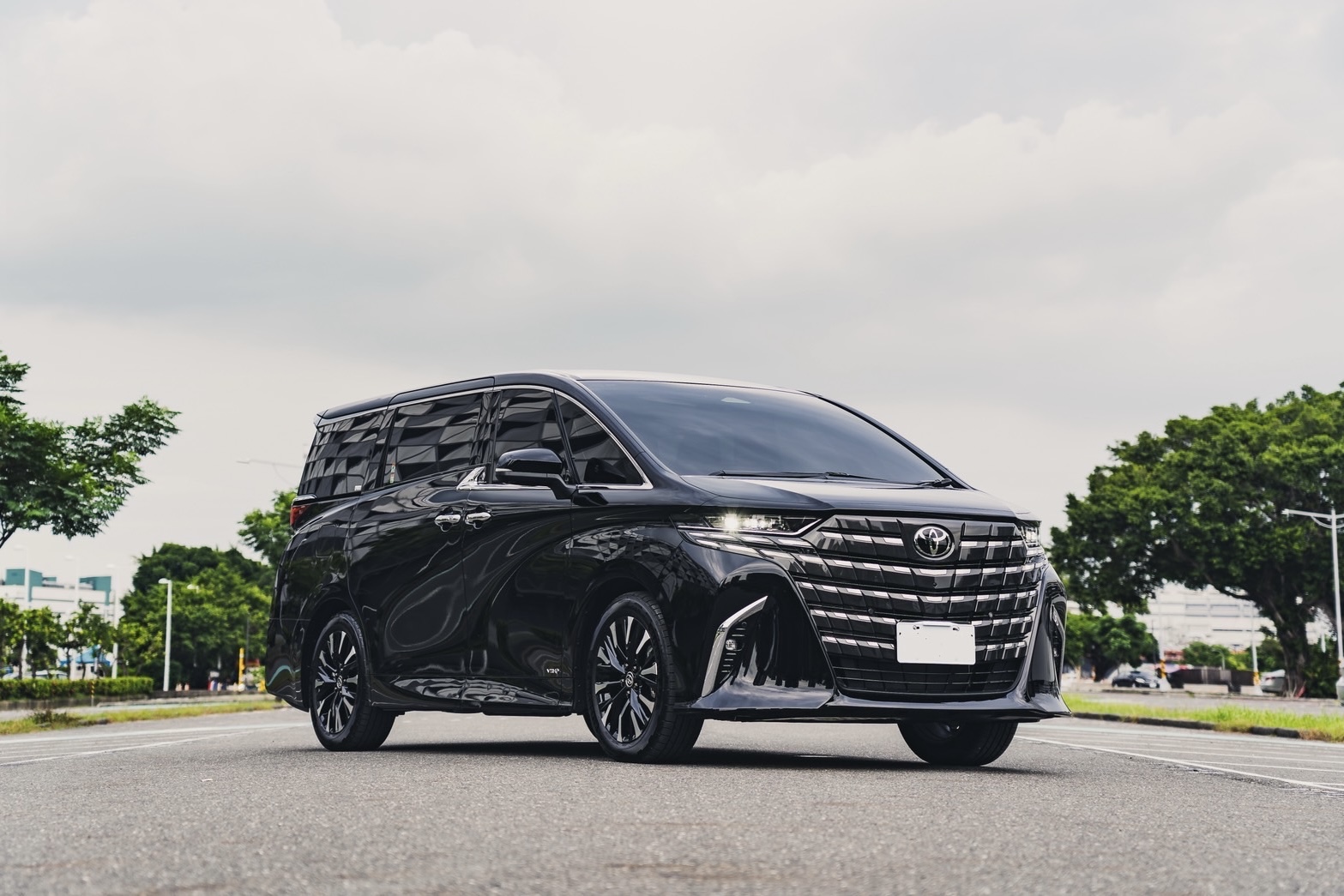 Toyota Alphard 高雄租車