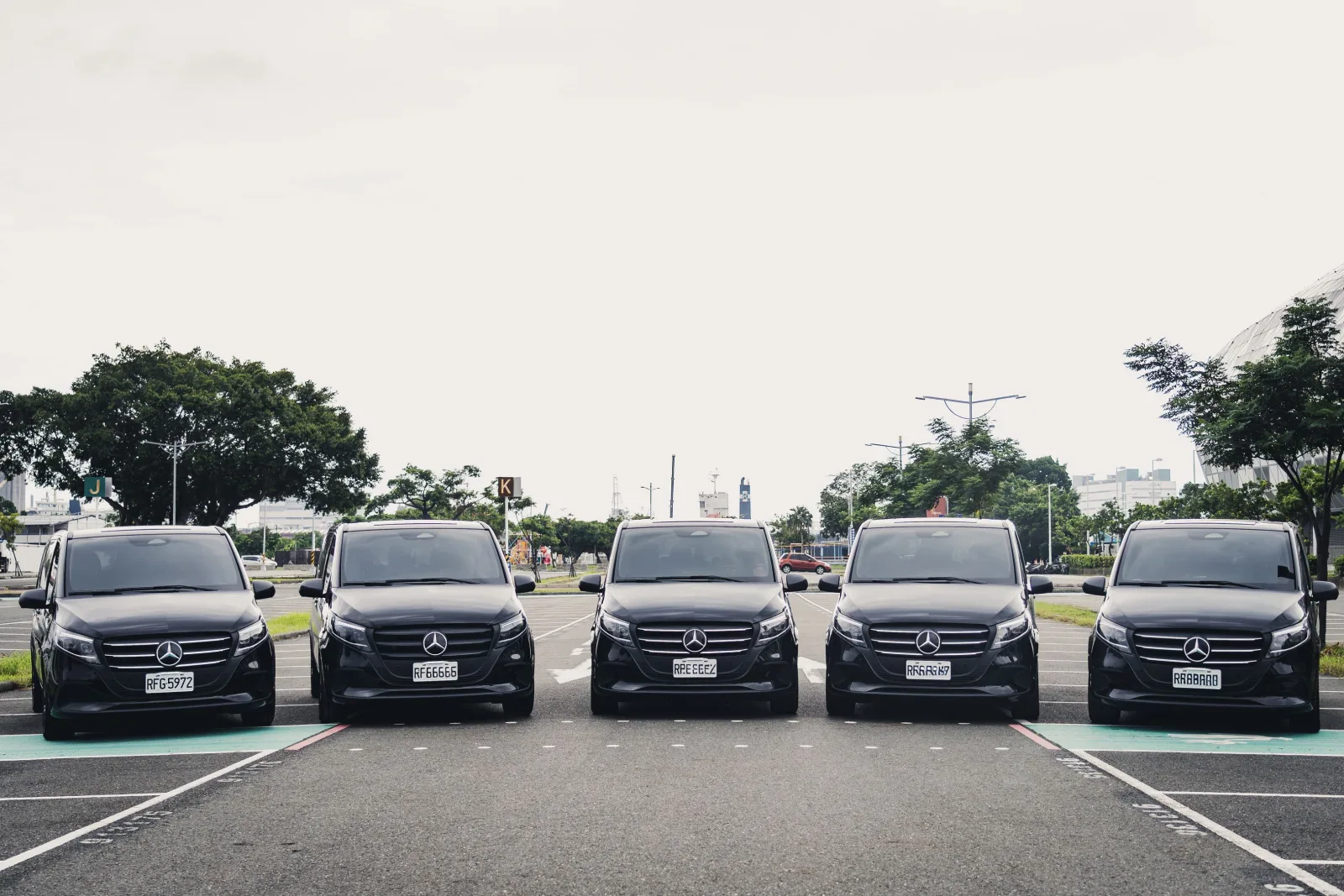 LUMI DRIVE 黑色 Mercedes-Benz Vito 車隊,可安排台中清泉崗機場接送